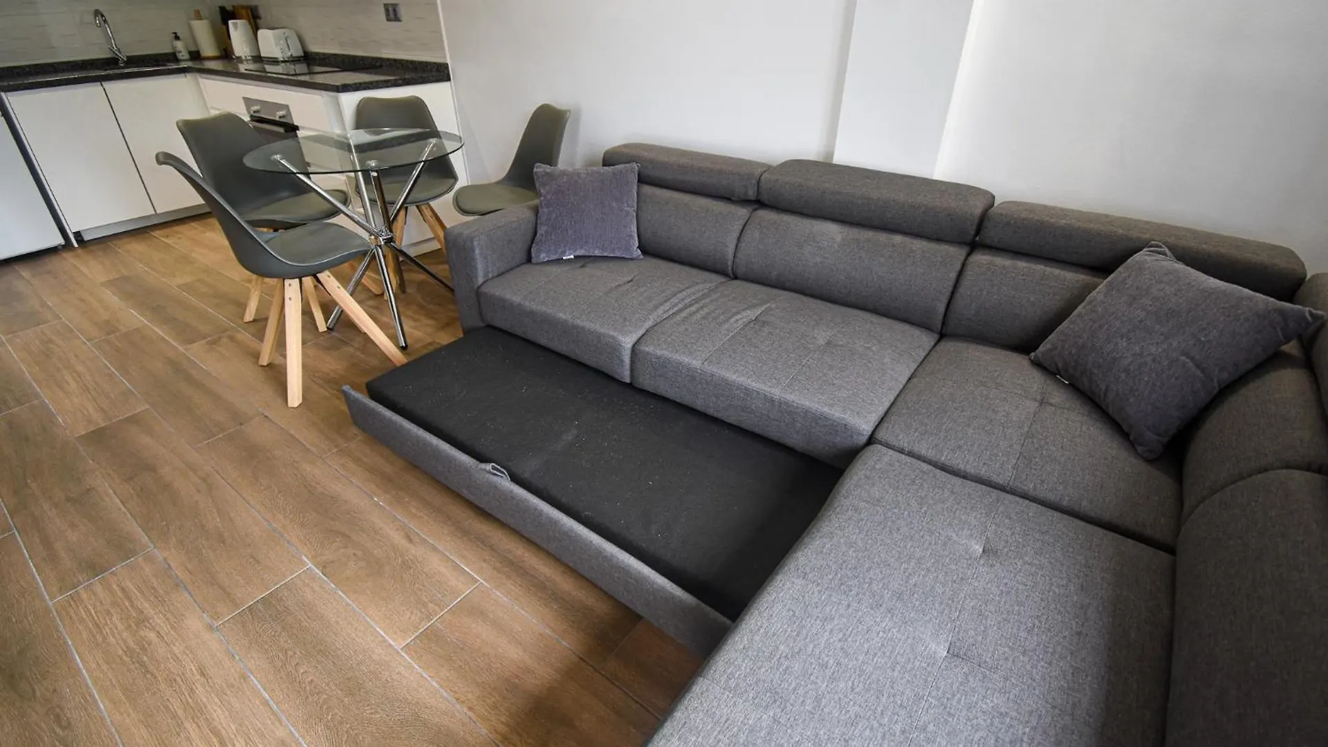 דירה בנאלמדנה Urb Pueblo Del Parque, Luxury 2 Bedroom Apartment. Fantastic Central Location.